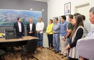 Foto: Dr. Izauri convida Presidente da Câmara de Naviraí para assumir o cargo de Prefeito por 5 dias, 2019 - André Almeida/Assessoria de Imprensa