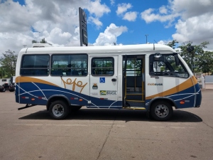 Foto: Prefeito Izauri recebe micro-ônibus para idosos de Naviraí através do então Deputado Geraldo Resende, 2019 - André Almeida/Assessoria de Imprensa